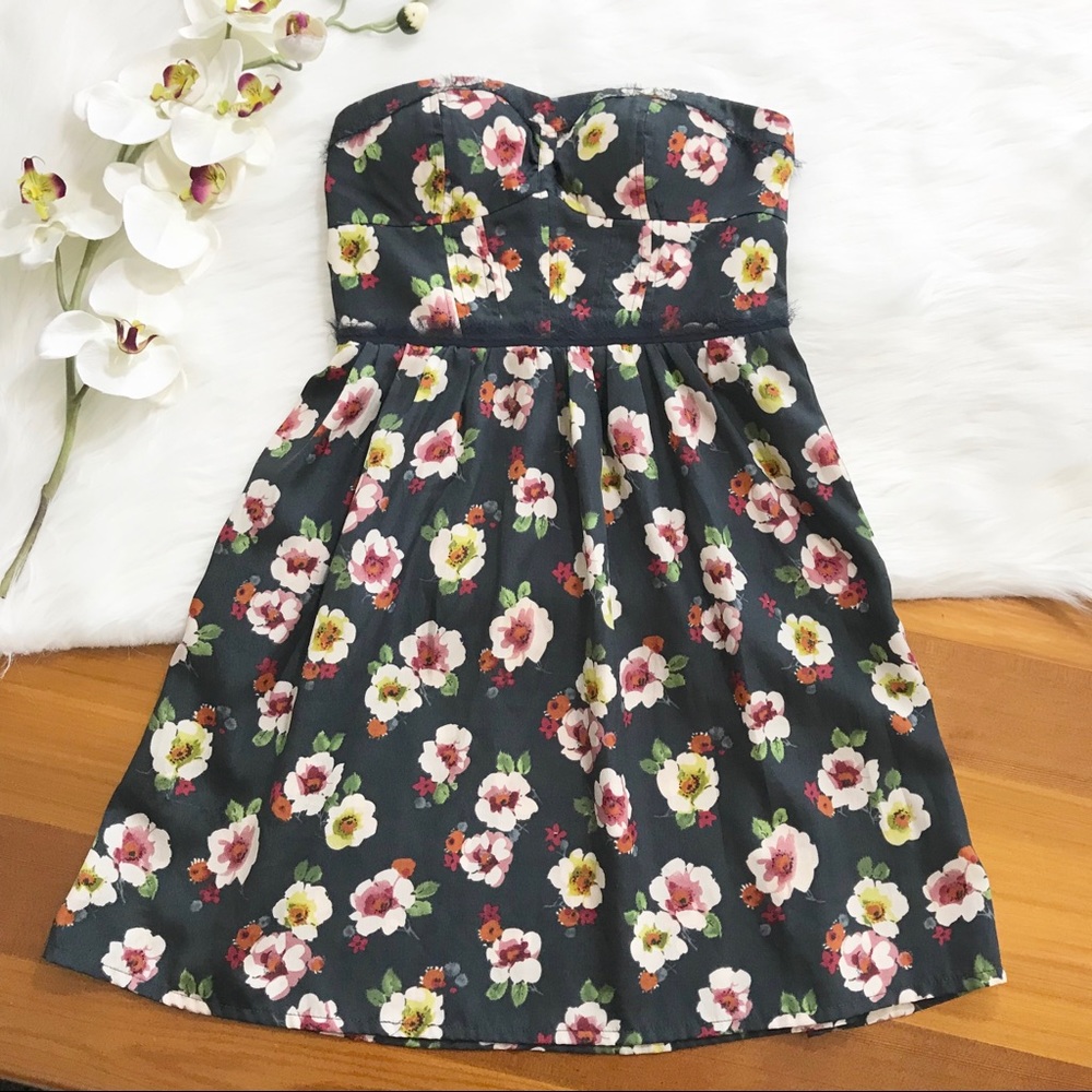 AMERICAN EAGLE STRAPLESS FLORAL DRESS